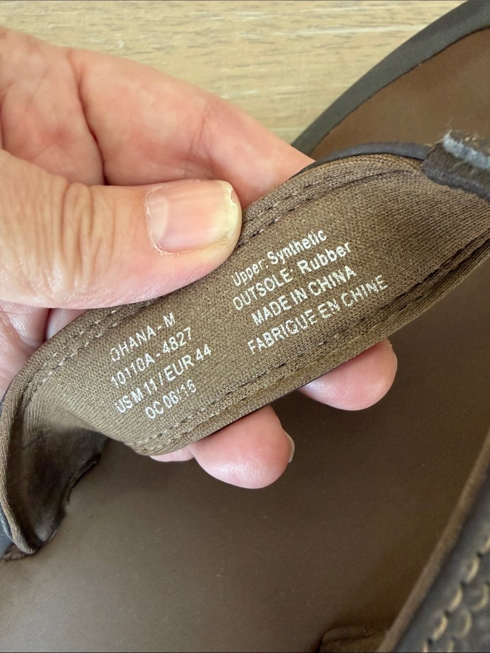 OluKai Ohana Men’s Size 11 Brown Vegan Leather Flip Flops - Picture 3 of 4
